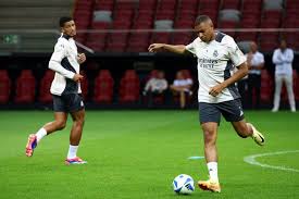 在內的七名 在內的七名